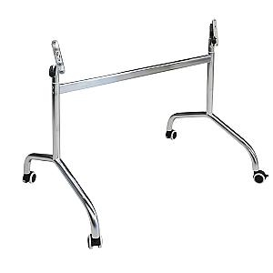 Cadrul de masă <strong>Runn Chrome 1500</strong> este realizat din <strong>metal cromat</strong>, oferind rezistență și un aspect modern. Este prevăzut cu <strong>mecanism rabatabil</strong>, care permite plierea ușoară a blatului pentru economisirea spațiului.
Picioarele în formă de <strong>T, cu roți dotate cu frână</strong>, asigură mobilitate și stabilitate în utilizare. Este conceput pentru blaturi de <strong>1500×750 mm</strong>, fiind ideal pentru birouri și săli de ședință.